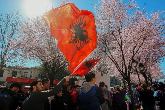 «Άρχισαν τα όργανα»! Αλβανικές επιχειρήσεις και ιστορική «μονταζιέρα» κατά της Ελλάδας: «Ο Δίας μιλούσε αλβανικά»!